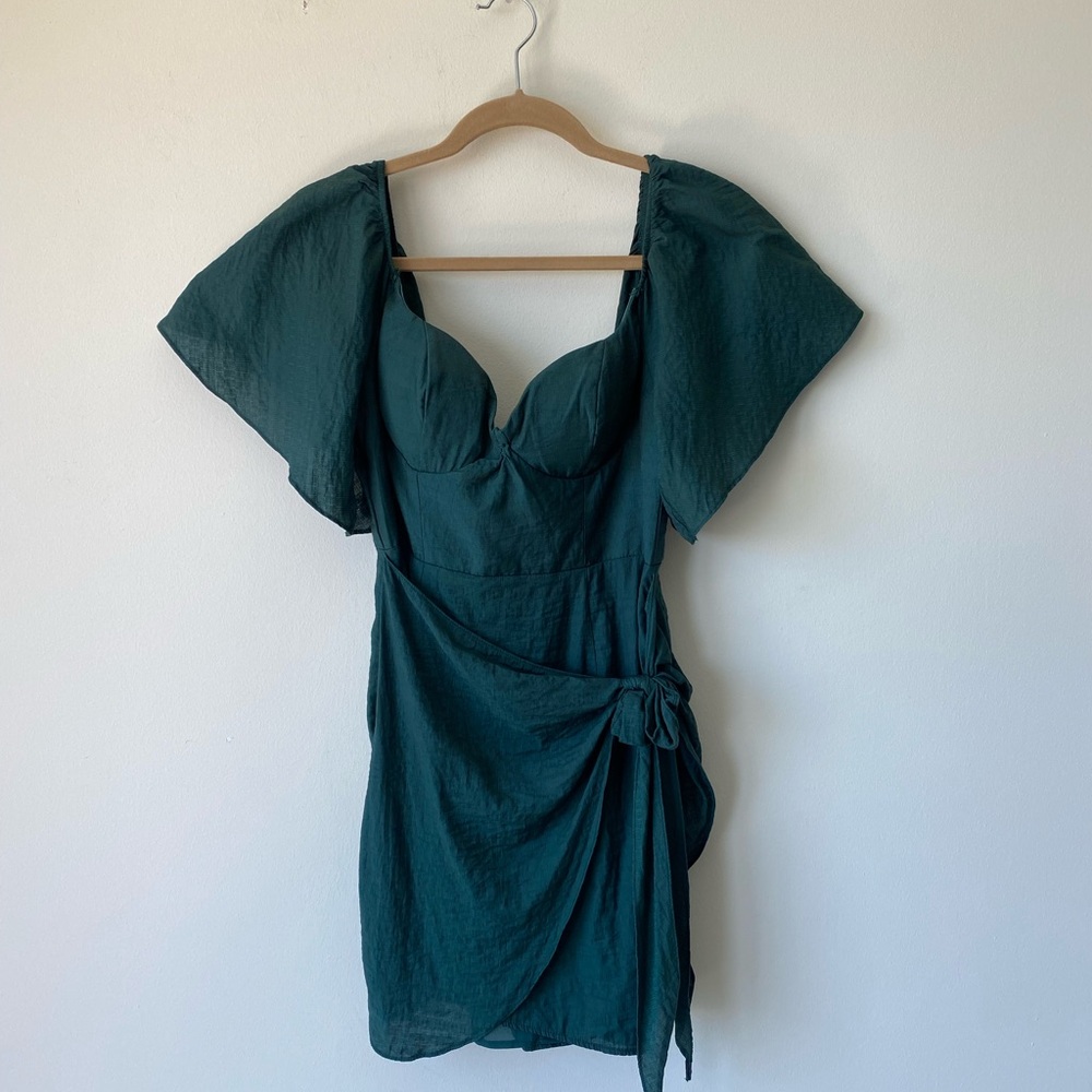 Green Mini Dress with Sweetheart Neckline and Flutter Sleeves